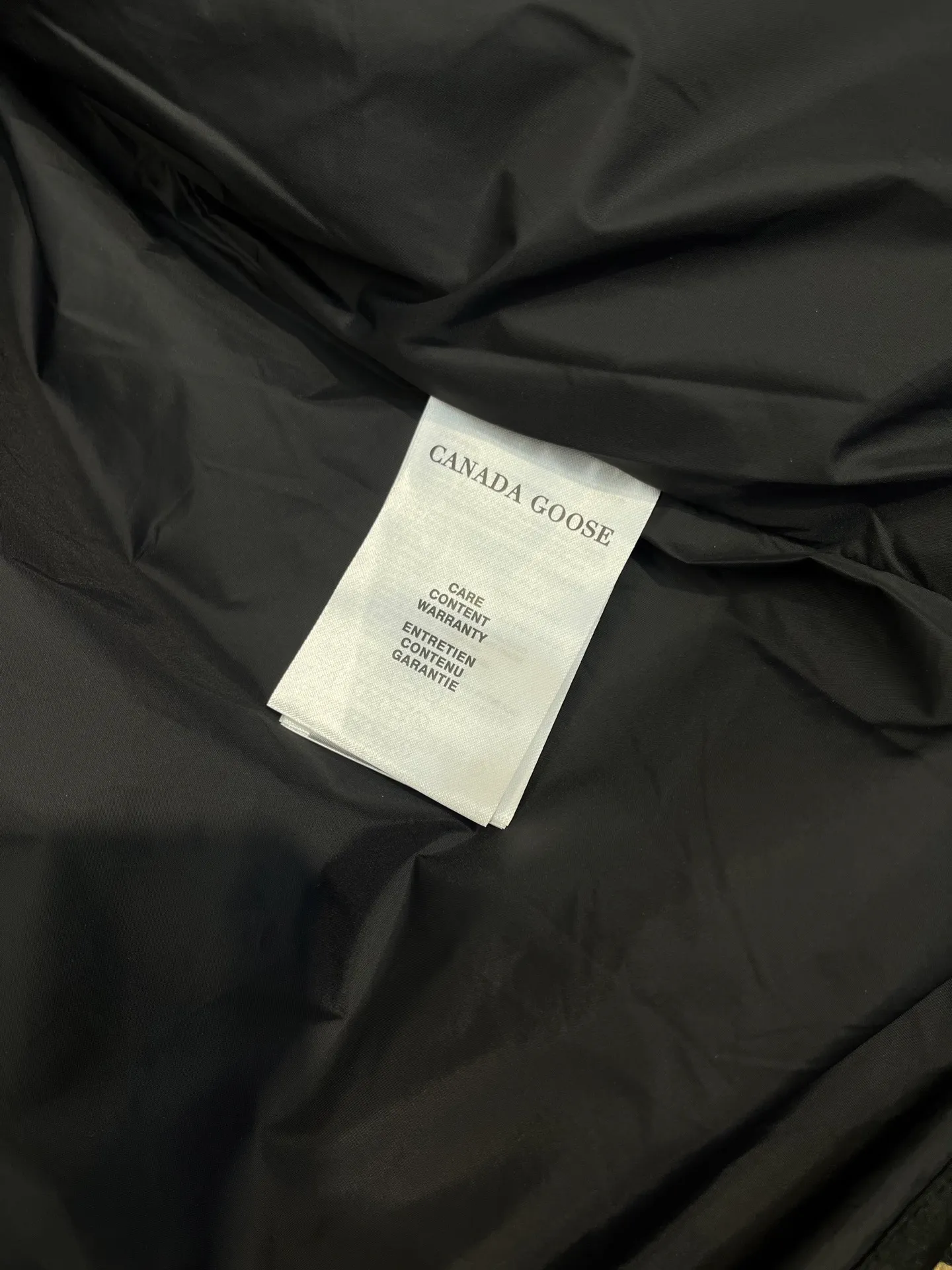 P840 Ganand Goose⭐️Canada Goose men’s new short style is the most popular autumn and winter item on INS in recent years. More and more people are choosing goose down jackets. Fur collar: wolf hair! Canada Goose super 3D technology waterproof fabric treatment, perfect wind resistance, cold resistance, and high temperature resistance! Built-in plush heat storage to keep warm, heats up quickly and warms up quickly! Personalized design, exquisite workmanship, smooth to the touch and comfortable on the skin. Double-layer windproof cuffs, windproof and frostproof! The pocket design is beautiful and practical. The Canada Goose down jacket has been the most popular thermal suit in the world in the past two years. It has far surpassed the down jackets in the Mengkou Kingdom. At the same time, the style is classic and never goes out of style. Don’t be afraid of this cold winter, all you need is a Canada Goose down jacket. Item number: 42 styles Black: lime, black, graphite gray Size: S-3XL